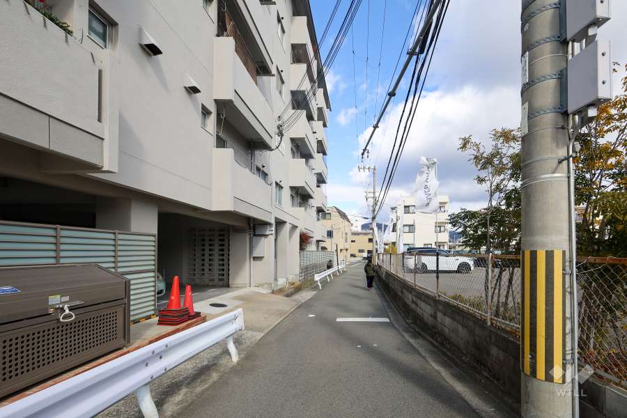 敷地東側の前面道路(南側から)