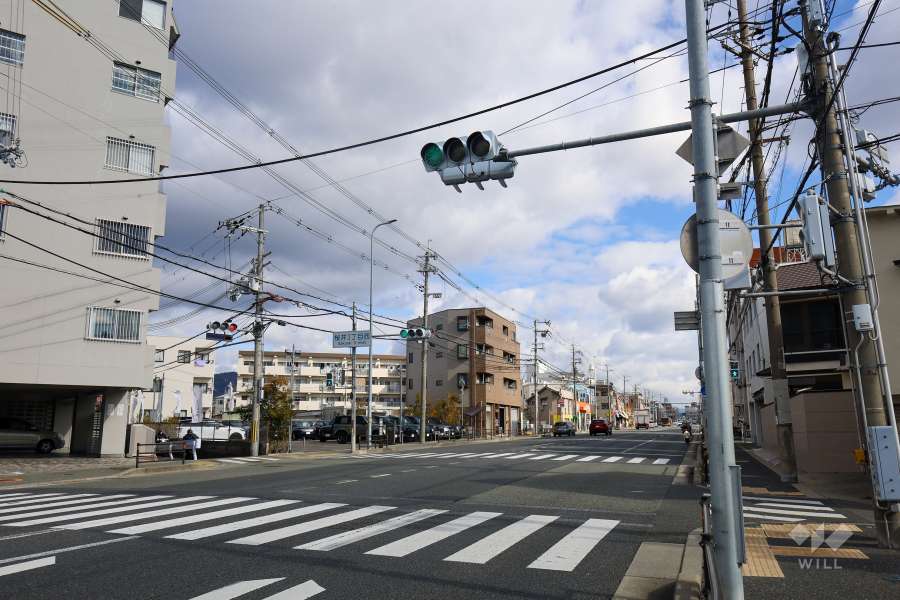 敷地南側の前面道路(西側から)