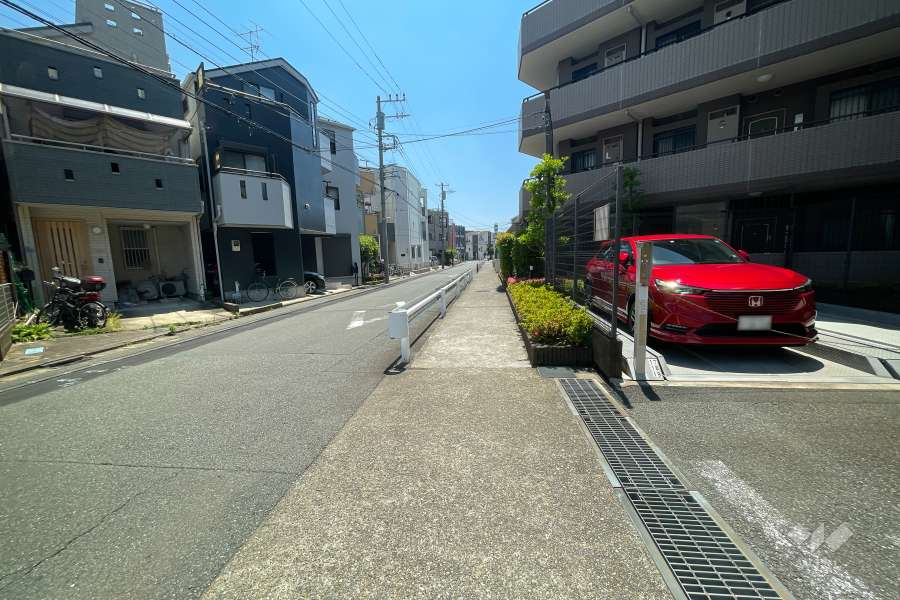 敷地北東側の前面道路（北西側から）