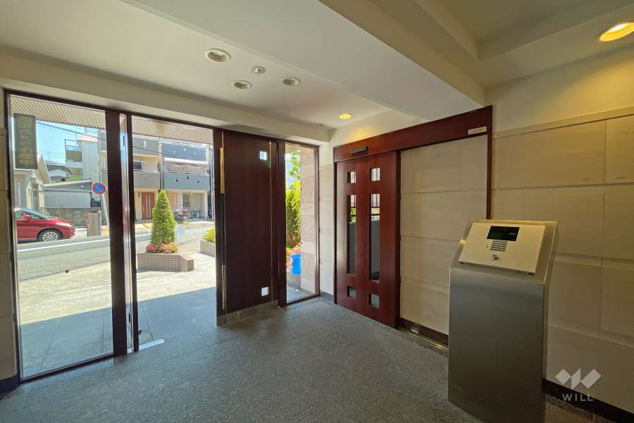 エントランスはオートロック付きです。