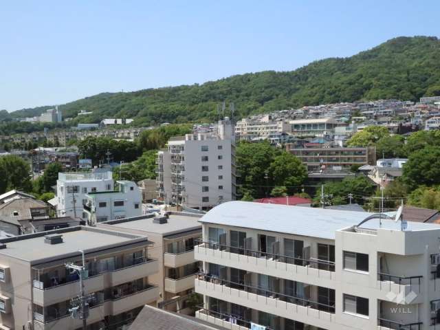 箕面メープルヴィラの遠景。周辺はマンションと一戸建てが混在する静かな住宅地です。