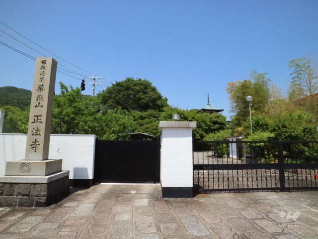 北東方向に徒歩２分の距離に正法寺があります。