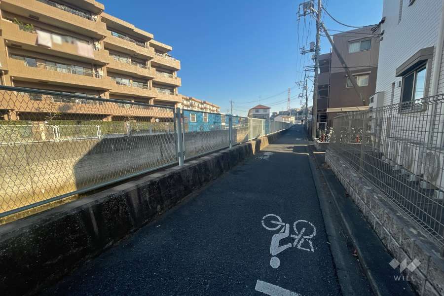 敷地南側は平瀬川に面しています。