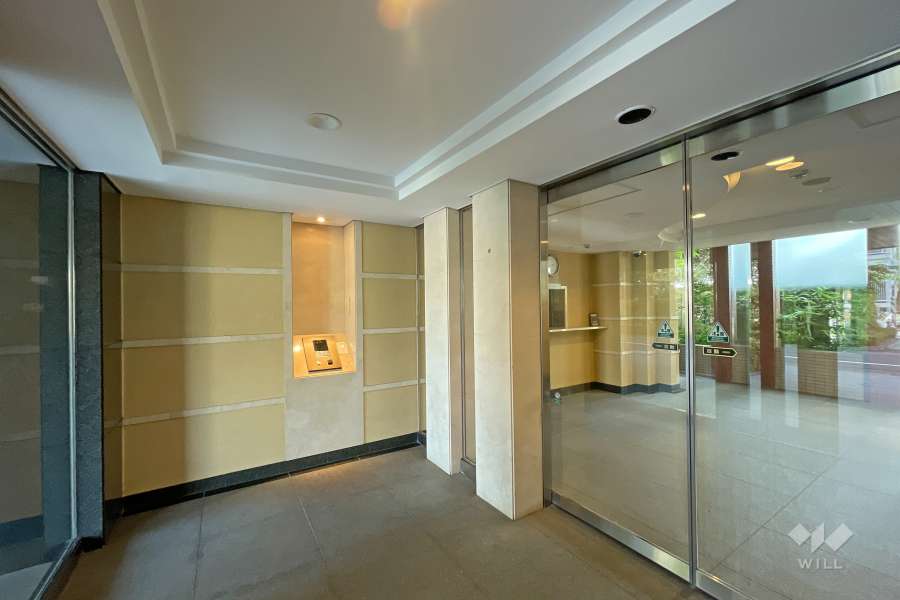 エントランスはオートロック付きです。