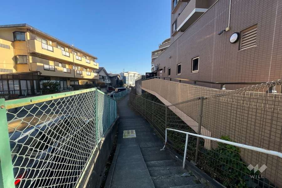 敷地北西側の前面道路