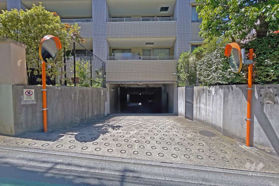 敷地内駐車場（屋内平面式）の出入り口