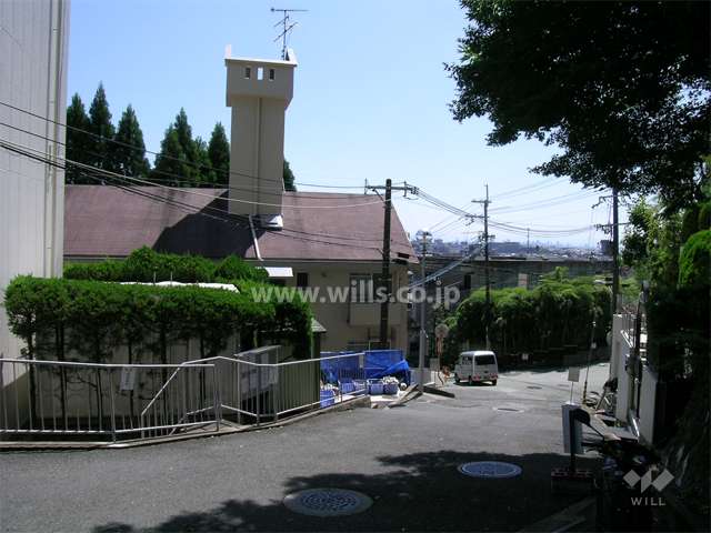 周辺は一戸建てが中心に建ち並ぶ住宅地