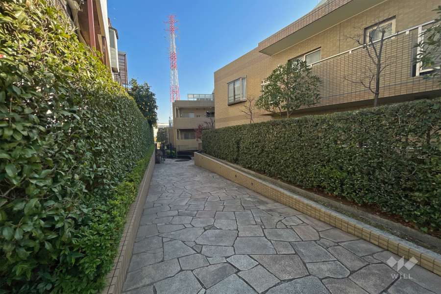 石畳のアプローチには植栽が設置されています。