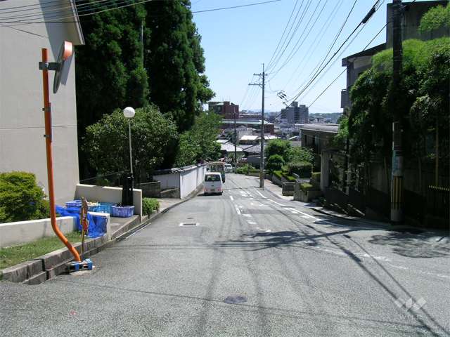 周辺は一戸建てが中心に建ち並ぶ住宅地