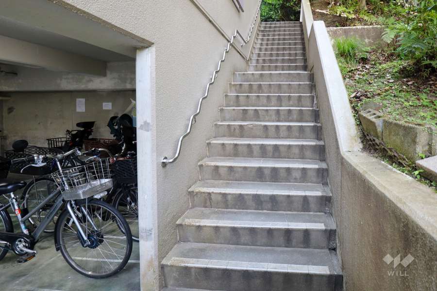 駐車場から上がる階段