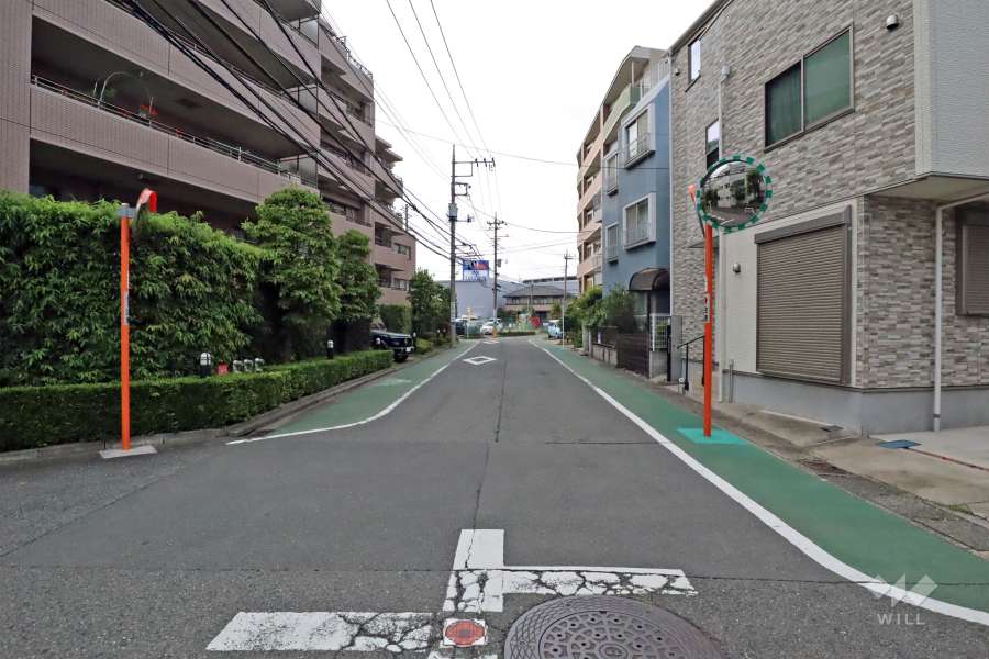 敷地東側の前面道路(南側から)