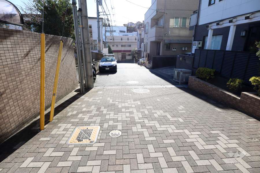 敷地南東側の前面道路（北東側から）