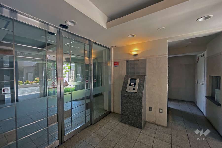 エントランスはオートロック付きです。