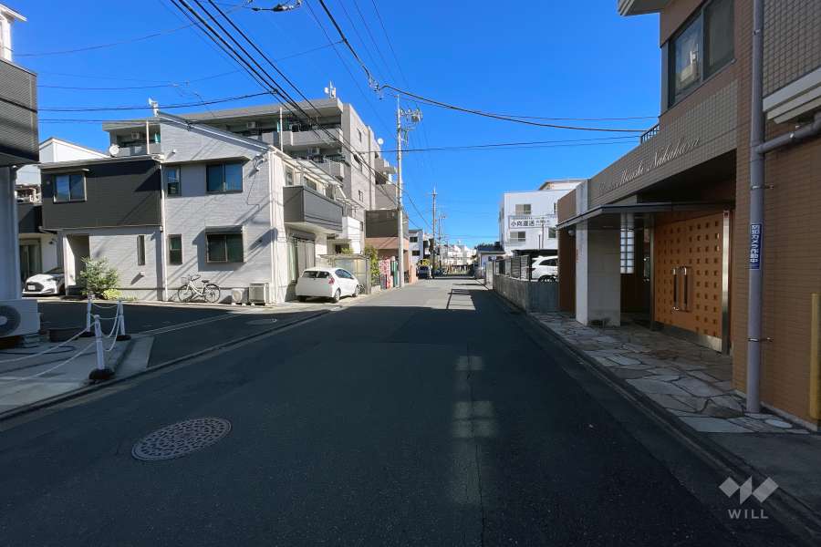 敷地北側の前面道路（西側から）