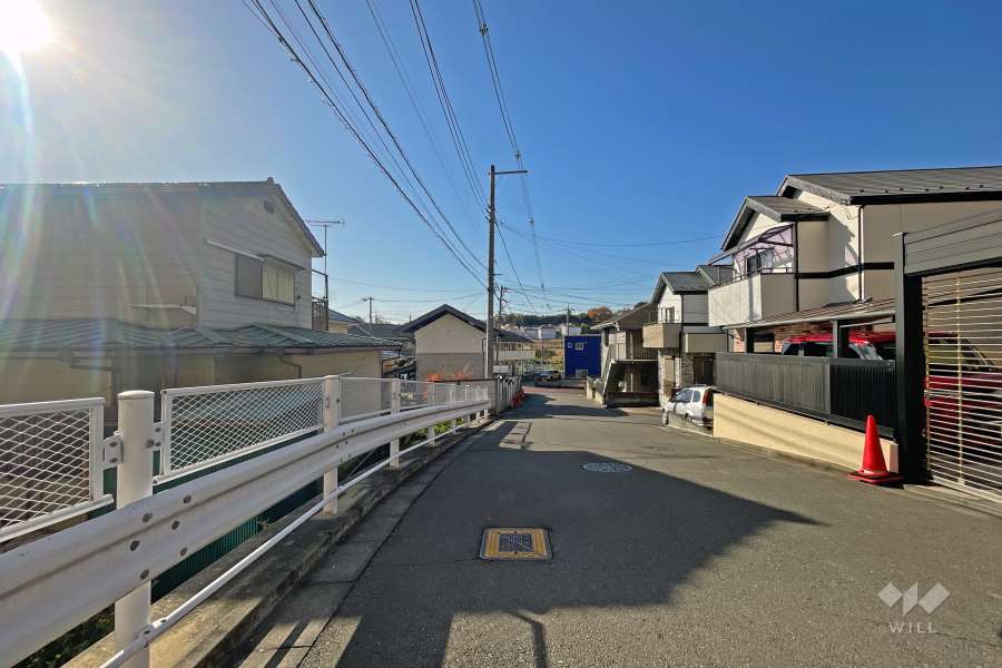 敷地南側前面道路（西側から）