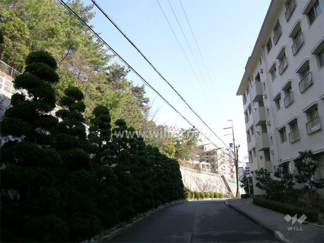 10棟のすぐ北側は山林になっており、緑豊かです。