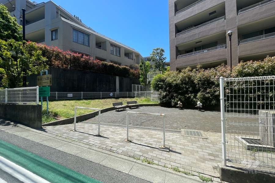 敷地に隣接する『梶ヶ谷こども公園』