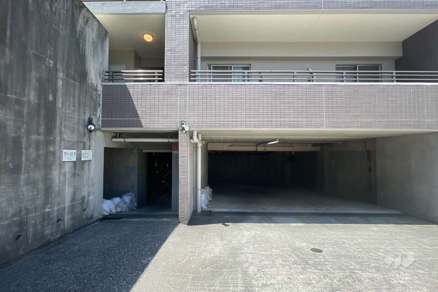 敷地内駐車場と駐輪場の出入り口