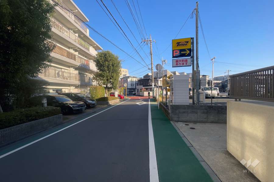 敷地の南側前面道路（西側から）