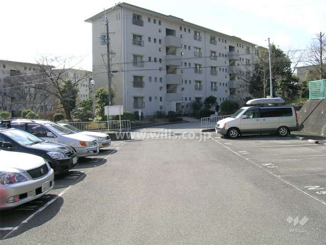 敷地内駐車場と11号棟