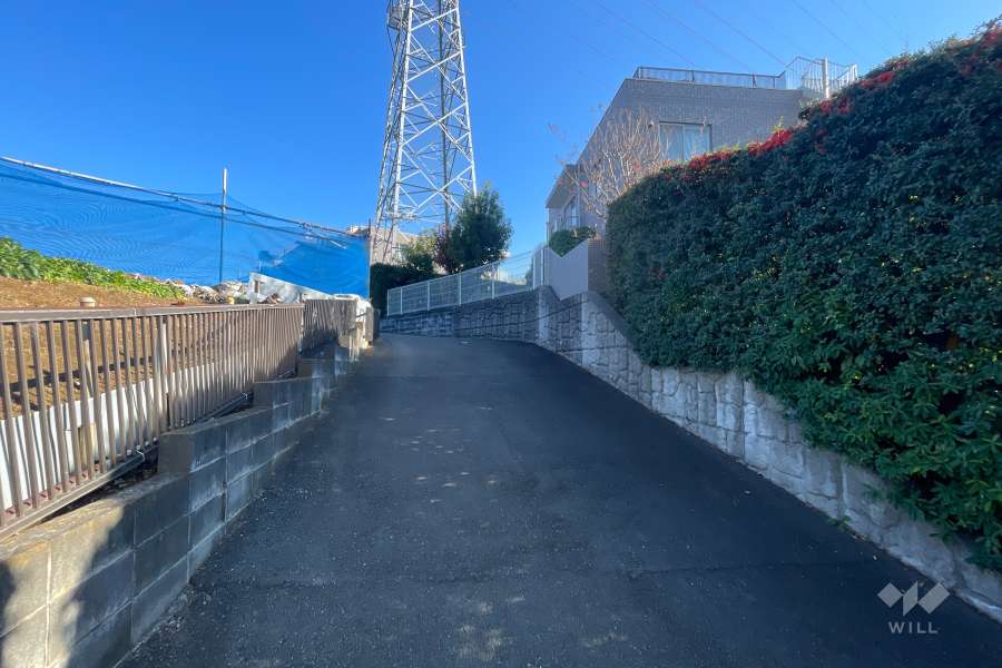 敷地西側の前面道路