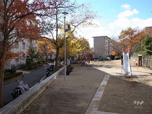 12棟のすぐ北側には公園があります。