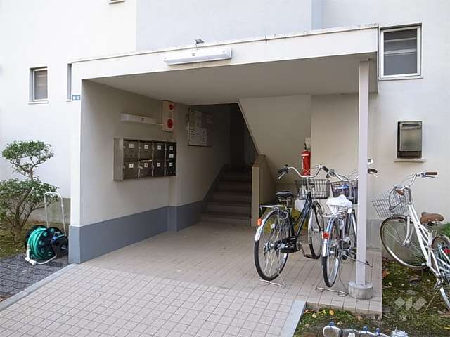 住戸入り口と共用ポスト