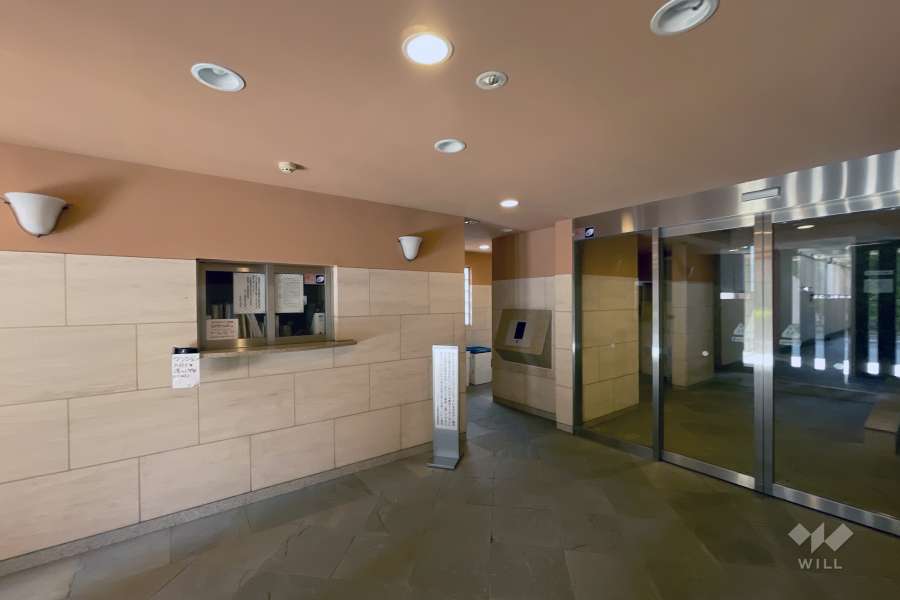 エントランスはオートロック付きです。