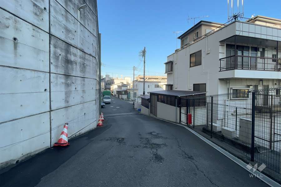 敷地北側の前面道路（東側から）
