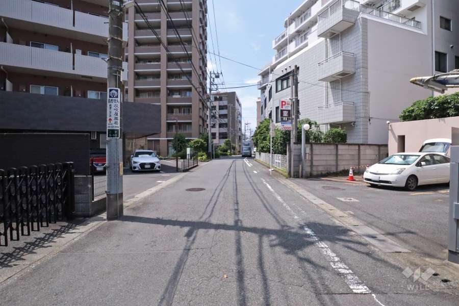 敷地北東側の前面道路(南東側から)
