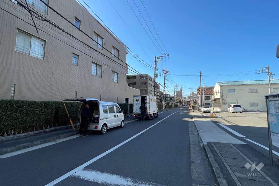 敷地北側の前面道路（東側から）