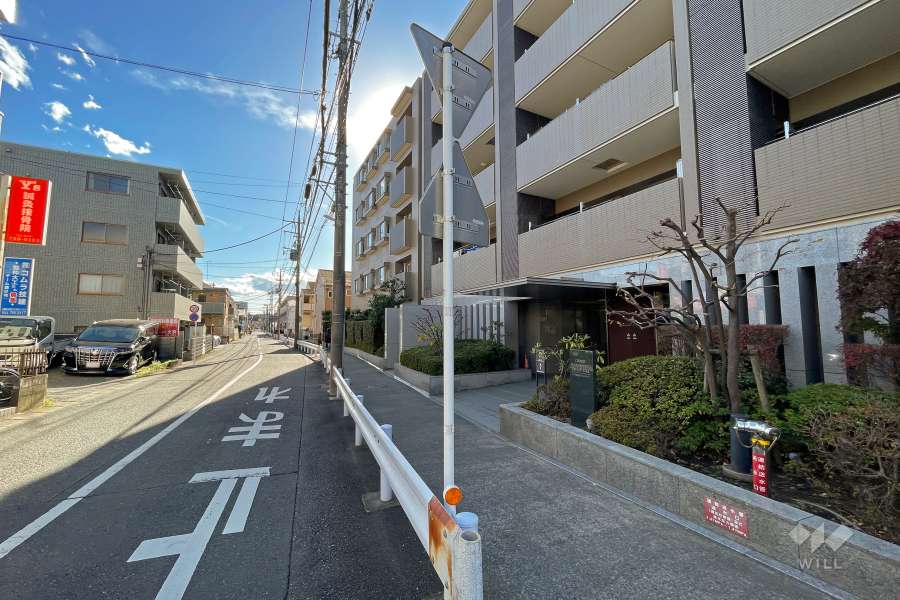 敷地東側の前面道路（北側から）