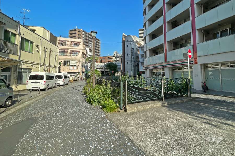 敷地北側の前面道路（東側から）