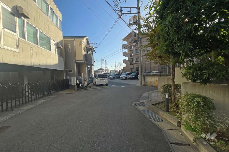 敷地の北東側前面道路（北西側から）