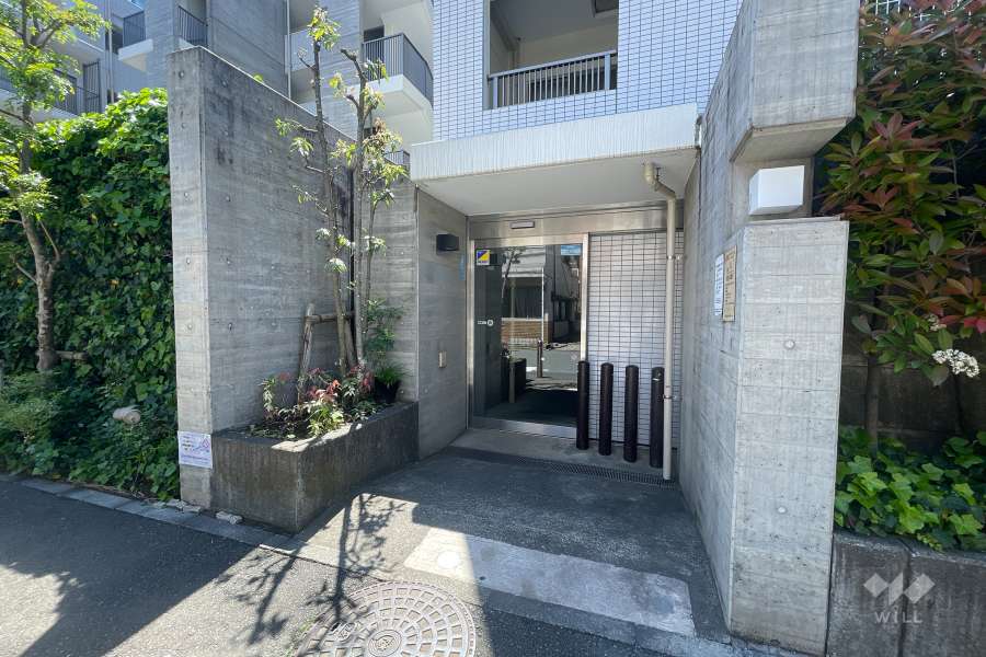 駐輪場の出入口（オートロック付き）