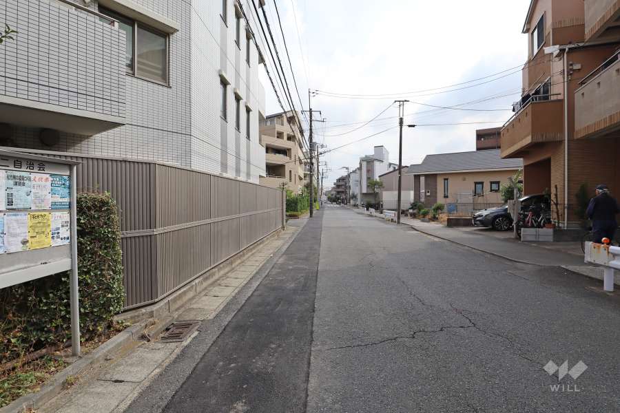 敷地西側の前面道路（北側から）