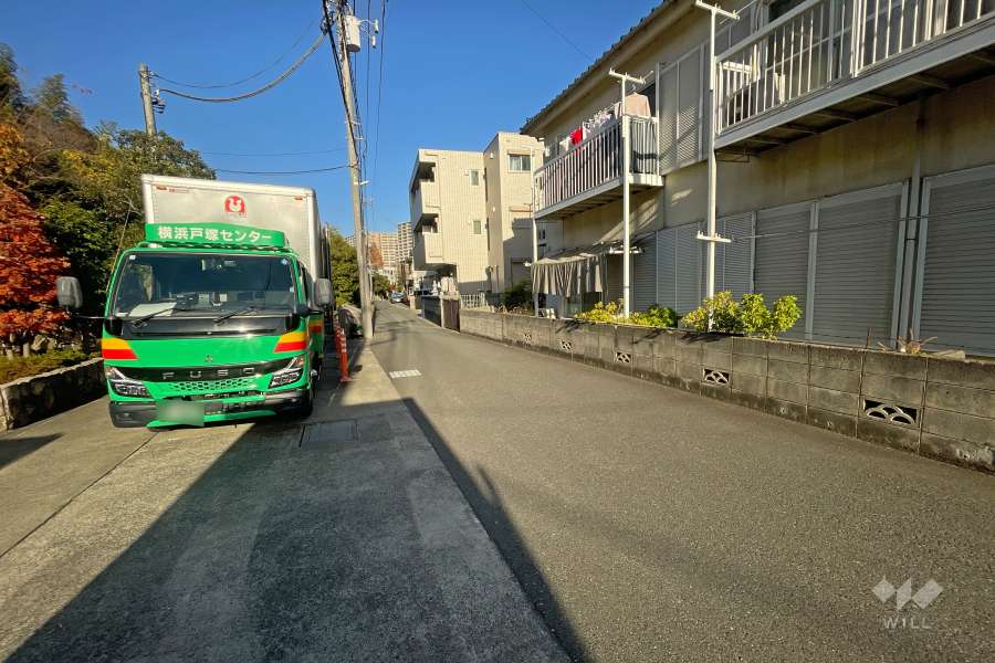 敷地北東側の前面道路（南東側から）