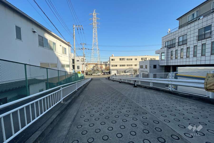 敷地の北側前面道路（南側から）