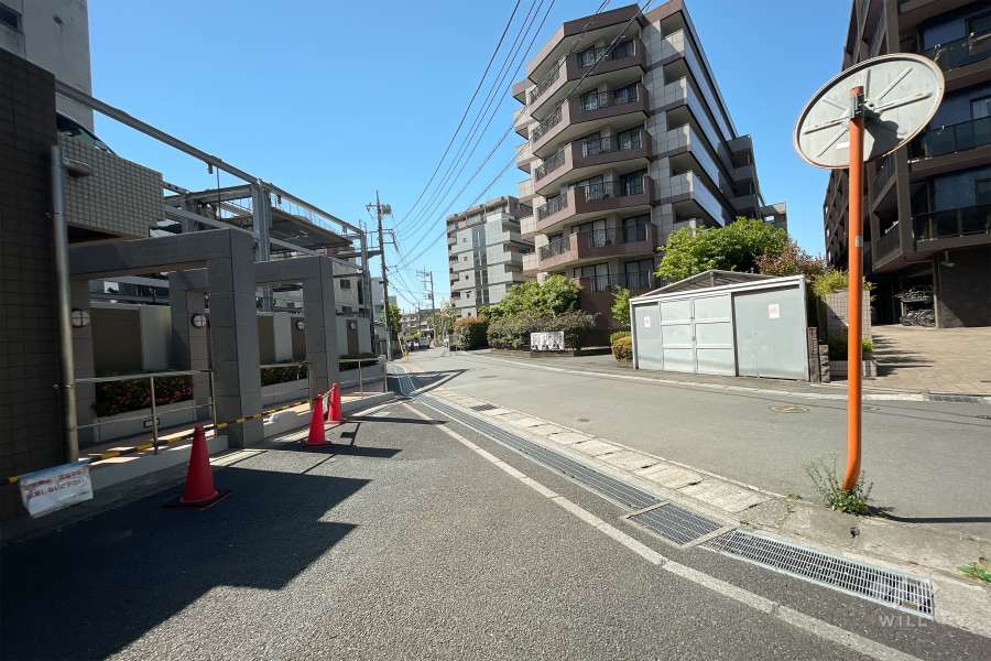 敷地北側の前面道路（東側から）