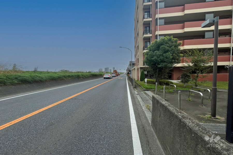 敷地北東側の前面道路（北西側から）