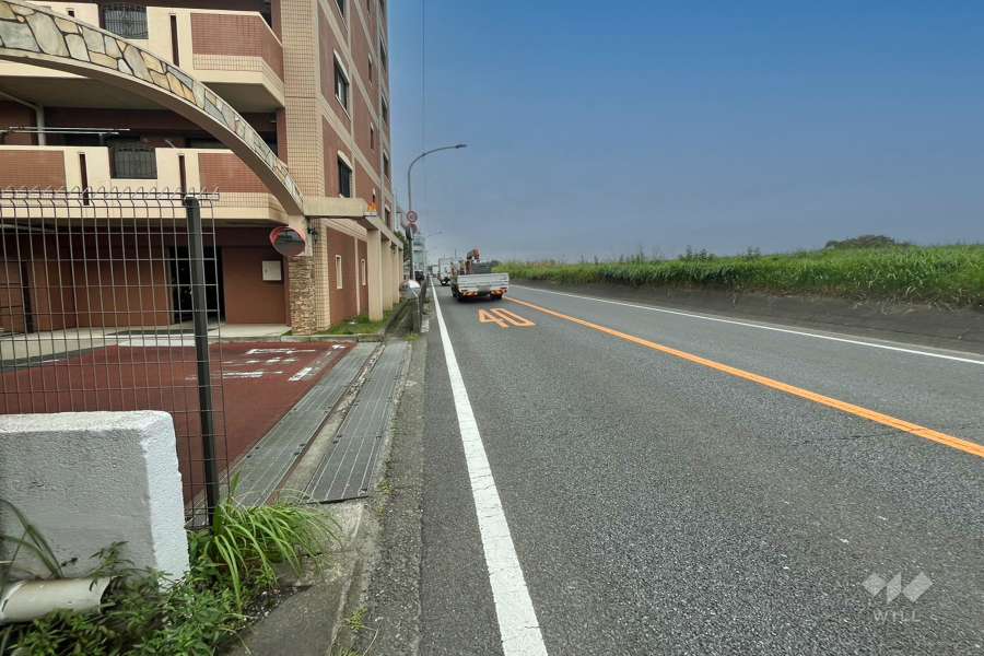 敷地北東側の前面道路（南東側から）