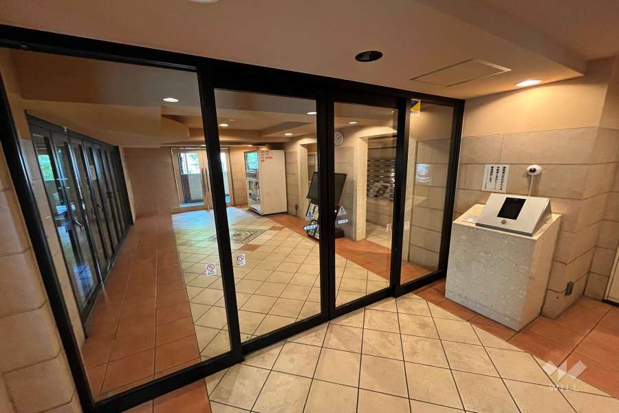 エントランスはオートロック付きです。