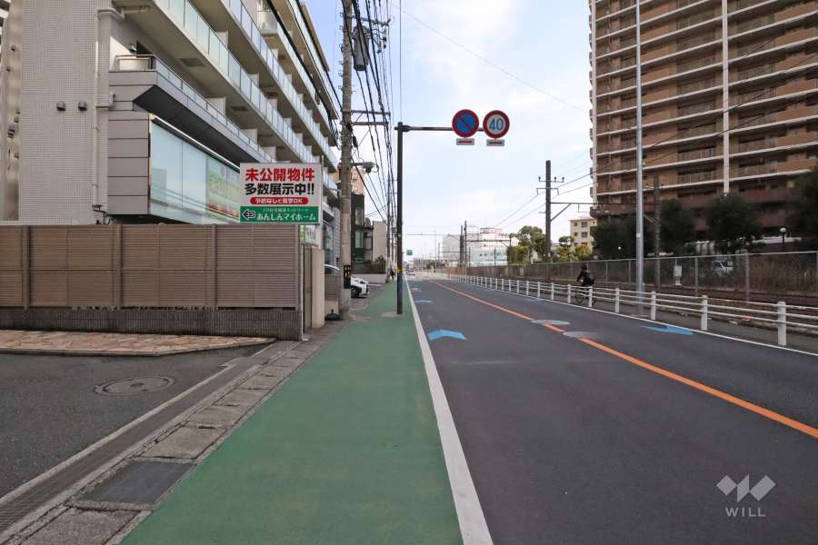 敷地南西側の前面道路（北西側から）
