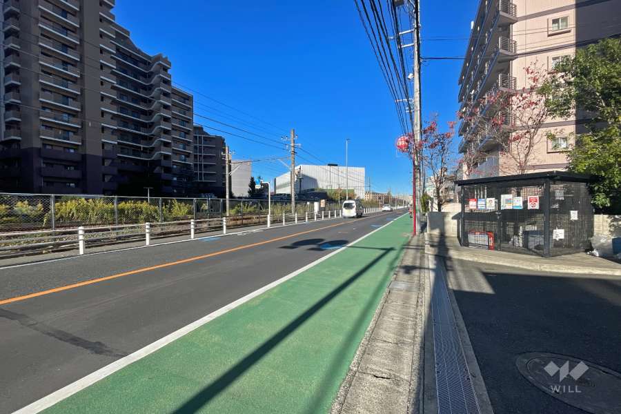 敷地南西側の前面道路（南東側から）
