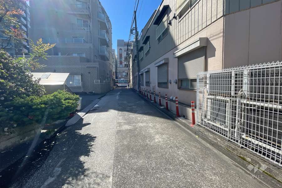 敷地北東側の前面道路（北西側から）