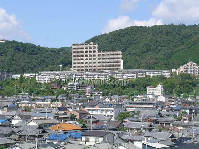 箕面如意谷住宅全景。高台にあり、周囲を山林に囲まれています。