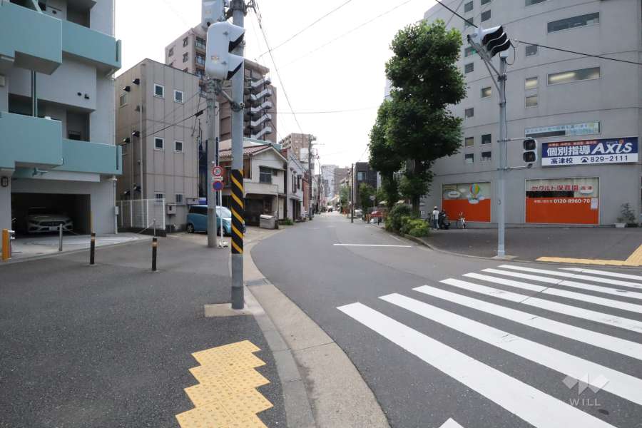 敷地北東側の前面道路（北東側から）