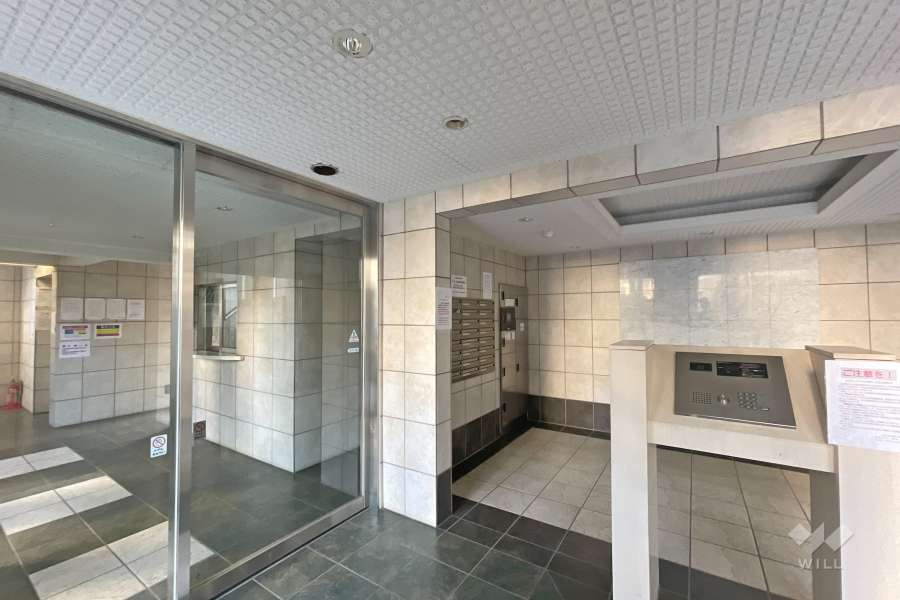 エントランスはオートロック付きです。