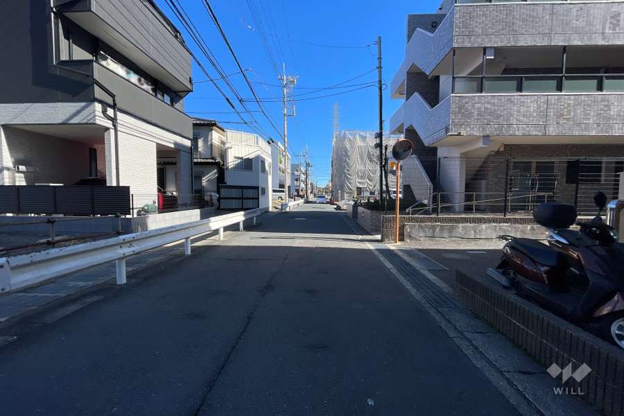 敷地北西側の前面道路（南西側から）