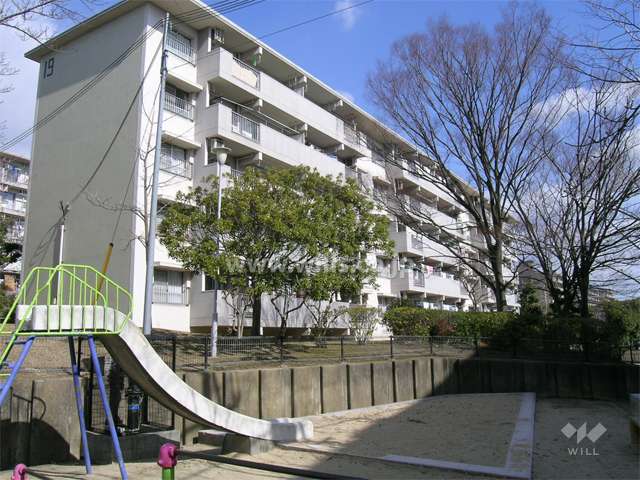 19号棟のすぐ南側には小さな公園があります